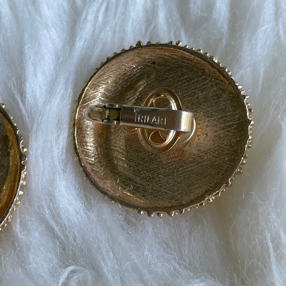 Vintage Trifari Textured Gold Tone and Cream Cabochon Clip-on Earrings - Picture 5 of 7